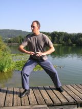 Rolle den Ball nach links und rechts 