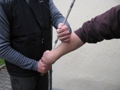 Griff zum Handgelenk - sich mit dem Stock befreien -Tai Chi Kurzstock Technik